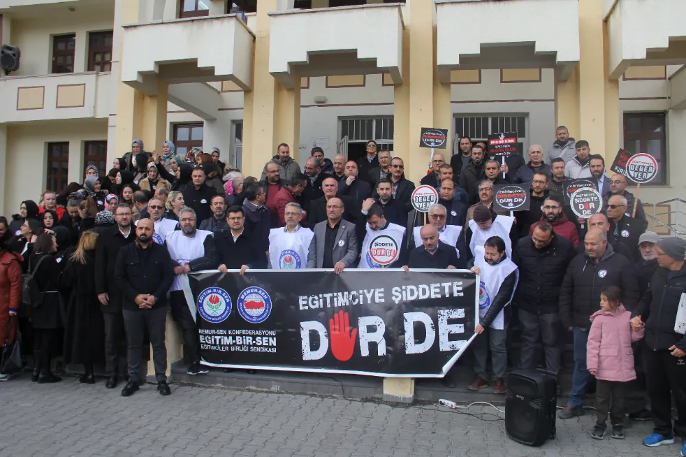 Öğretmenler meslektaşlarının darbedilmesini protesto etti 