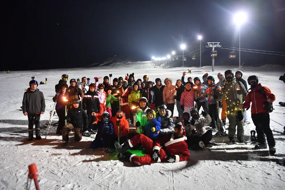 Erciyes’te meşalelerle gece kayağı coşkusu