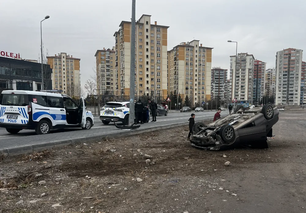 Otomobil devrildi, 3 kişi yaralandı