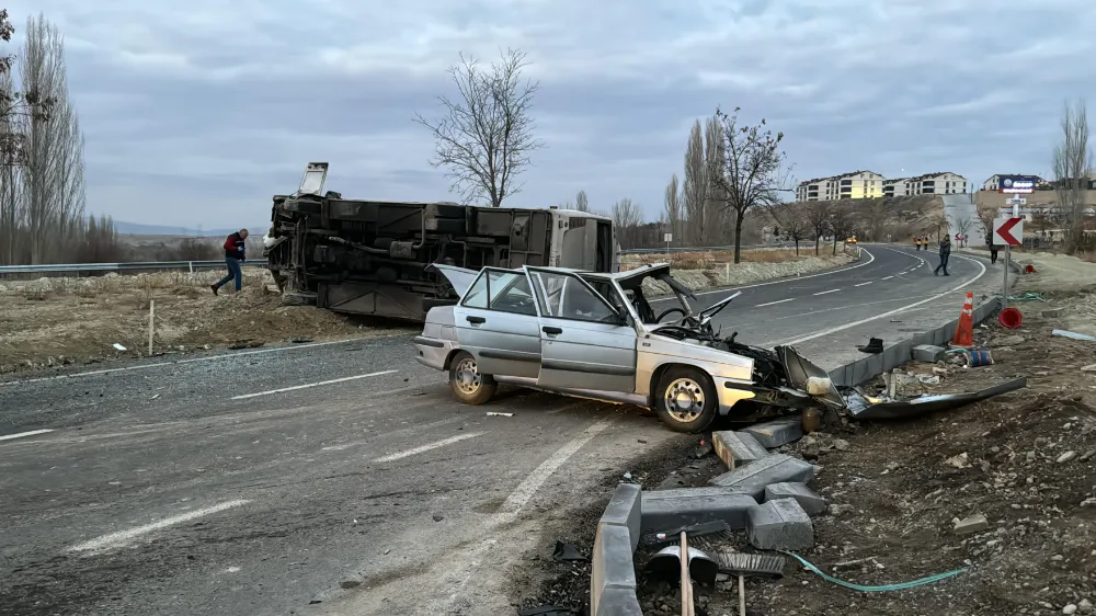 Öğrenci servisi ile otomobil çarpıştı: 26 yaralı