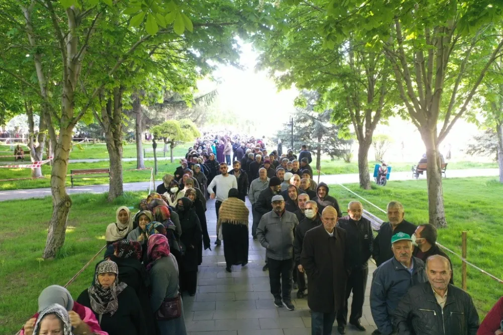 2 kilometrelik kuyruğu görenler gözlerine inanamadı