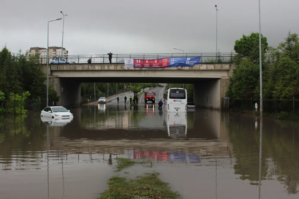 Yağış su taşkınlarına neden oldu, araçlar mahsur kaldı