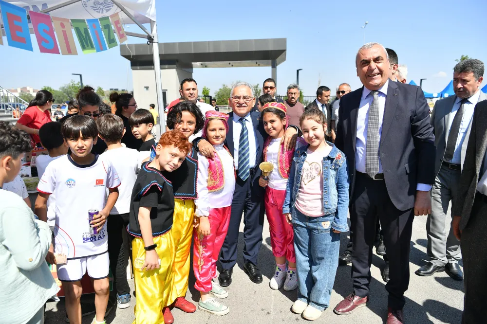 Minik öğrencilerin geleneksel bahar şenliğine katıldı