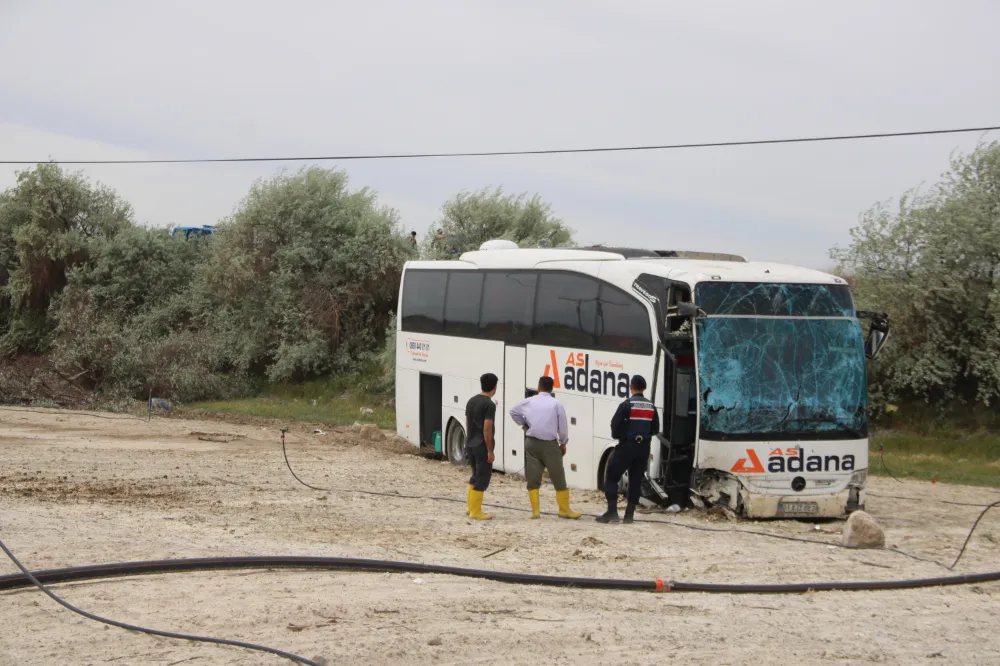 Yoldan çıkan yolcu otobüsü tarlaya girdi