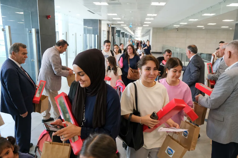 O uçağın yolcuları havalimanında çiçeklerle karşılandı