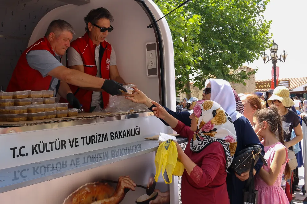 Vakıflar Genel Müdürlüğü 81 ilde aşure dağıttı