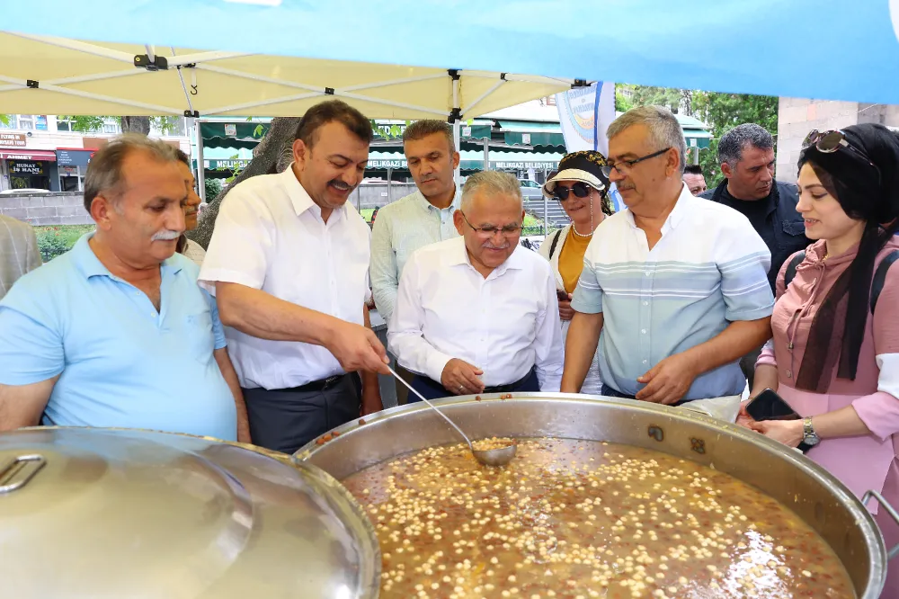 Lokantacılar ve Pastacılar Odası vatandaşlara aşure dağıttı