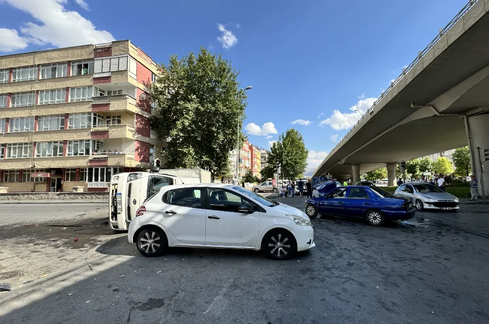 Zincirleme trafik kazası: 3 yaralı