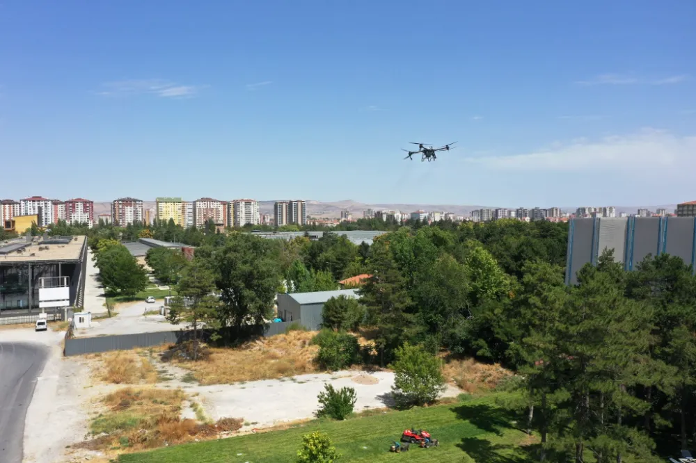 Kocasinan Belediyesi dronla ilaçlama yapıyor