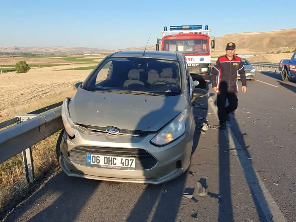 Sivas - Kayseri yolunda kaza,  yaralılar var...