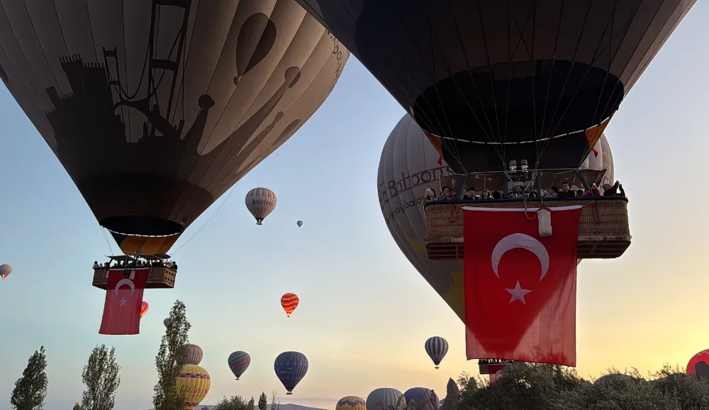 Balonlar Türk bayraklarıyla havalandı