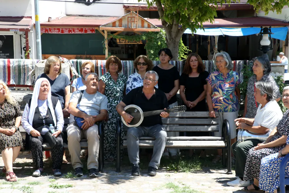 Karaözü korosu, yöresel ezgilerle yaşıyor