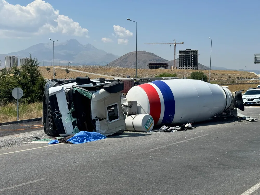 Beton mikseri devrildi, sürücü öldü