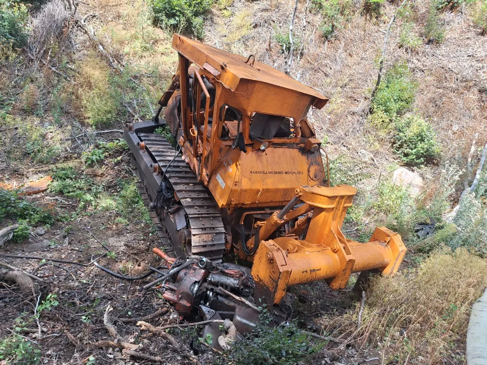 Orman yangınına müdahale sırasında dozer operatörü hayatını kaybetti