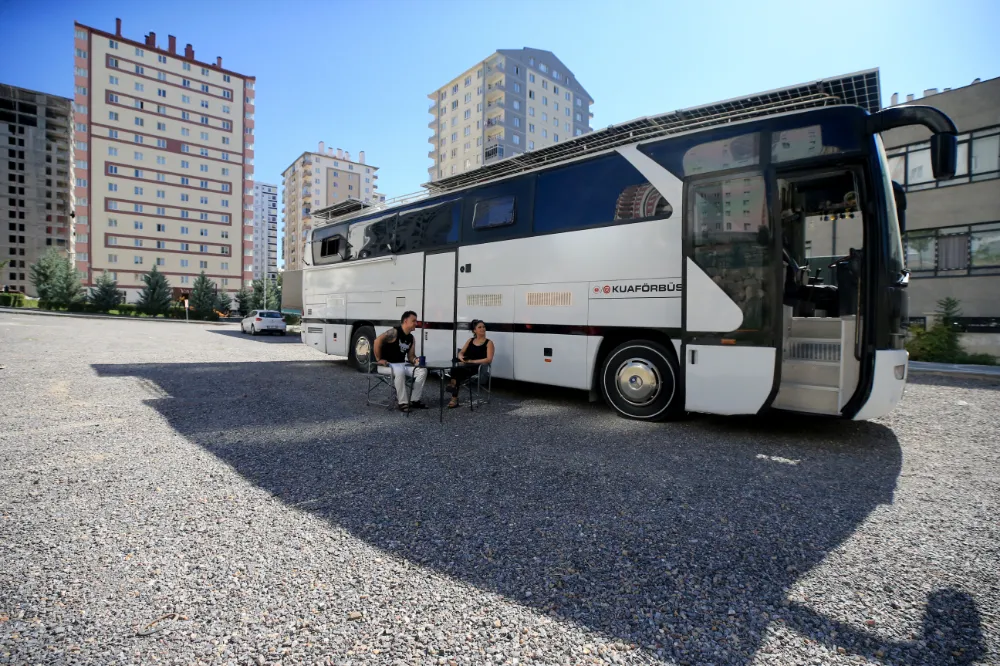 Eski otobüs, yeni hayat: Kayserili çiftin hem evi hem ofisi!