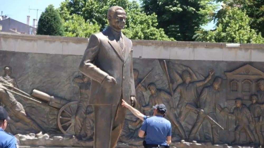 Atatürk anıtına baltayla saldırı yapan iki kişiye hapis cezası verildi