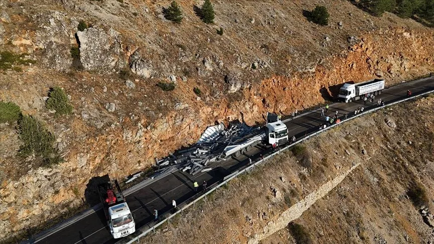 Trafik kâbusu: kumaş yüklü tır yolda devrildi