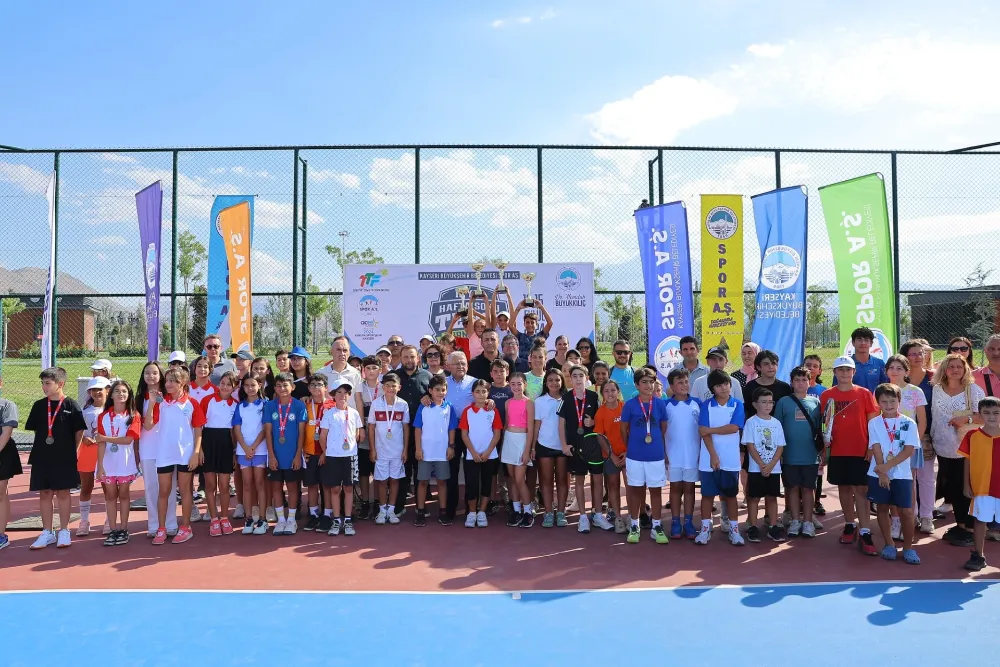 Büyükkılıç, tenis turnuvasında sporcularla keyifli bir gün geçirdi