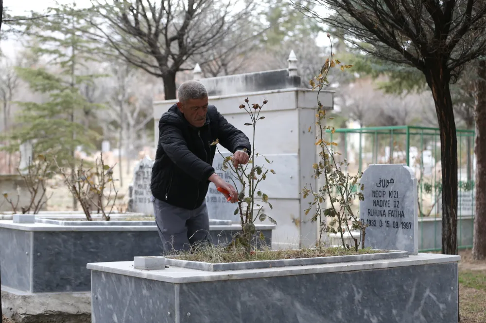  Aynı ismi taşıdığı mezarlığın bakımını 20 yıldır gönüllü olarak yapıyor