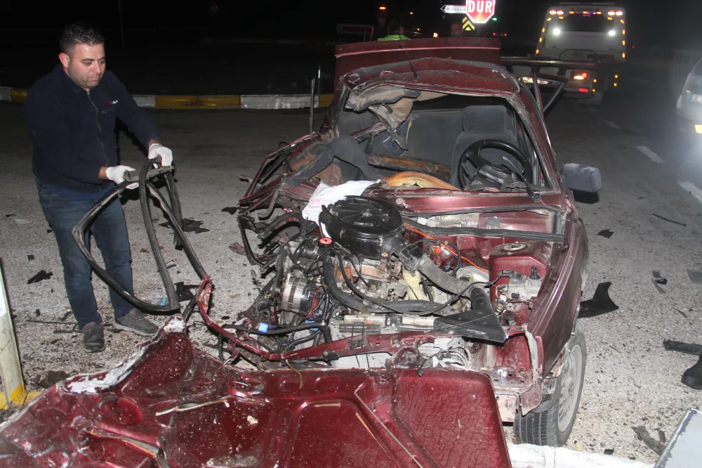 Turistleri taşıyan minibüs ile otomobilin çarpıştığı kazada 2 kişi öldü