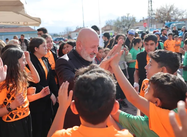 Başkan Çolakbayrakdar’dan Boztepe’ye halı saha müjdesi