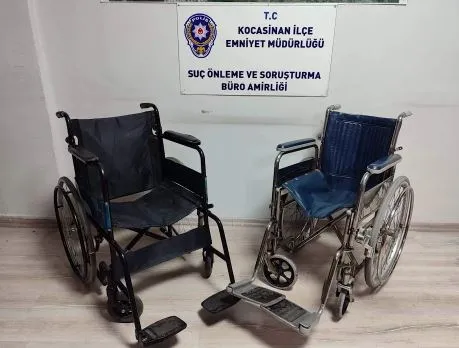 İş yerinden çaldıkları tekerlekli sandalye ile kaçtılar!