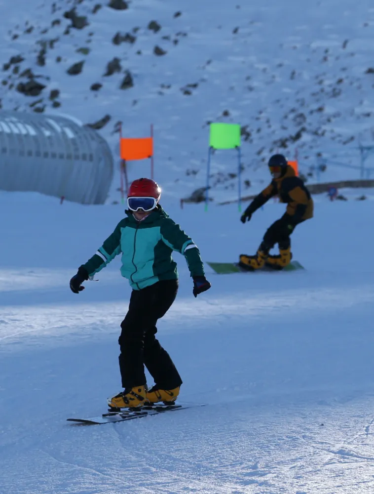 Snowboard tutkunları Palandöken’de zirve hedefliyor