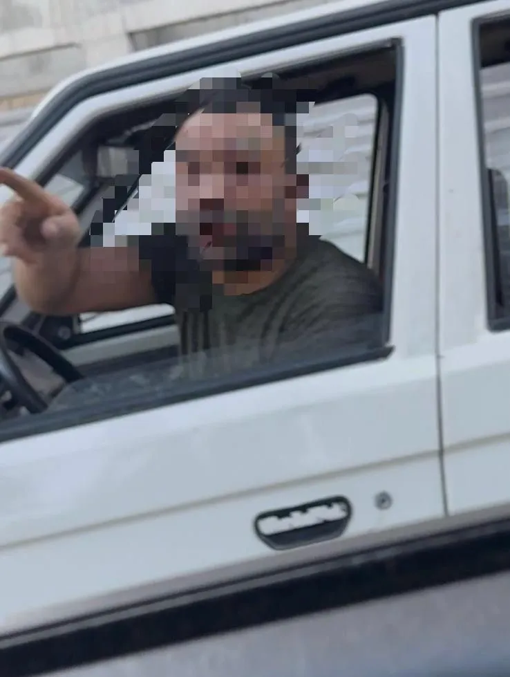 Trafikte tartıştığı kadınların otomobilini yumrukladı