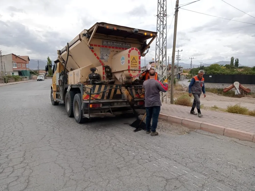 Kırsal mahalle yollarına kış öncesi dokunuş