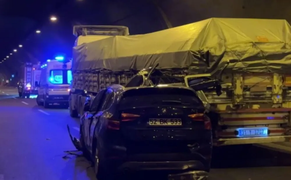 Tıra çarpan SUV tipi araçtaki 1 kişi öldü, 4 kişi yaralandı