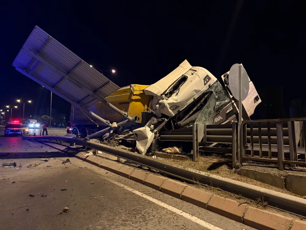 Kayseri’de tır bariyerlere girdi: 1 yaralı