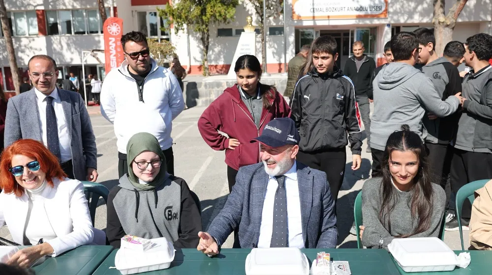 Çolakbayrakdar, lise öğrencileriyle bir araya geldi