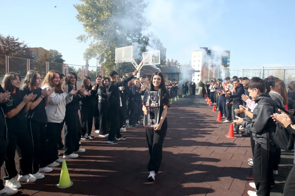 Kick boks dünya şampiyonu öğrenciye sürpriz karşılama yapıldı