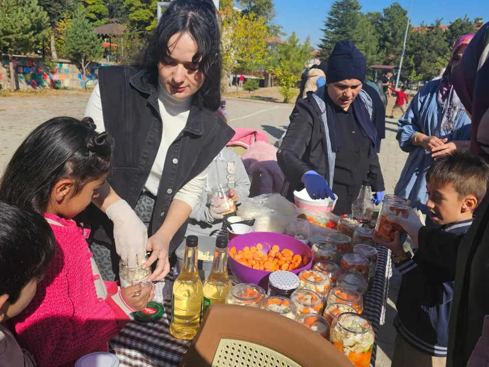 İlkokul öğrencileri turşu kurma etkinliğinde buluştu