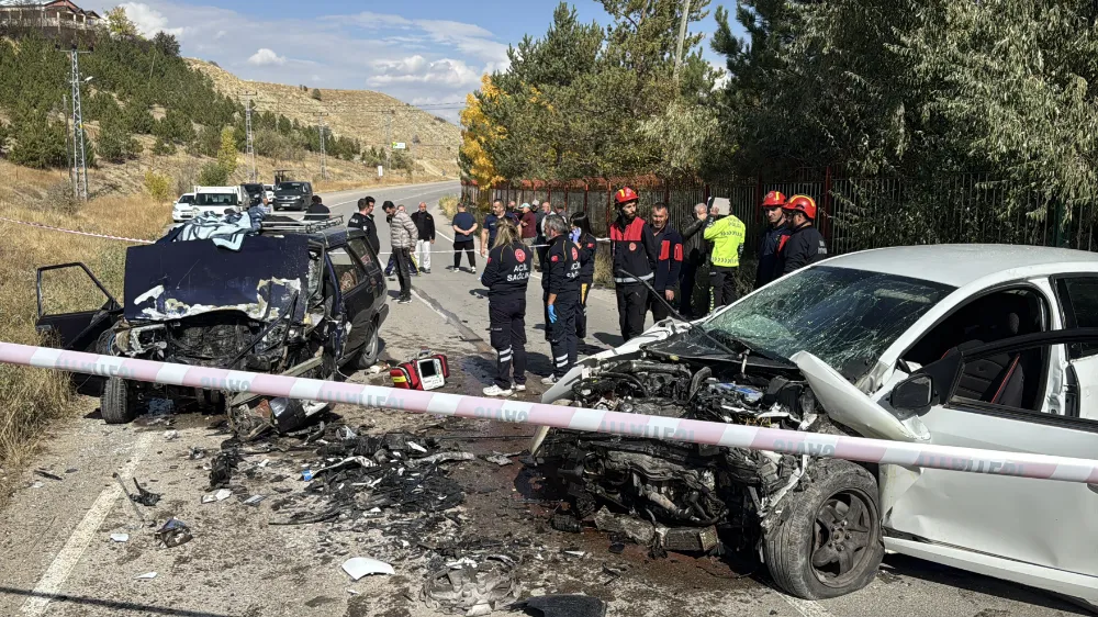 İki otomobilin çarpıştığı kazada sürücülerden biri öldü