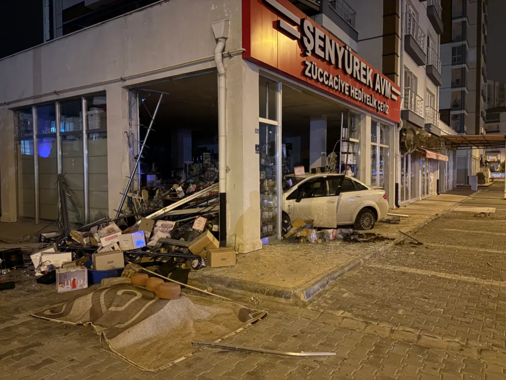 Otomobil züccaciye dükkana daldı: 1 yaralı