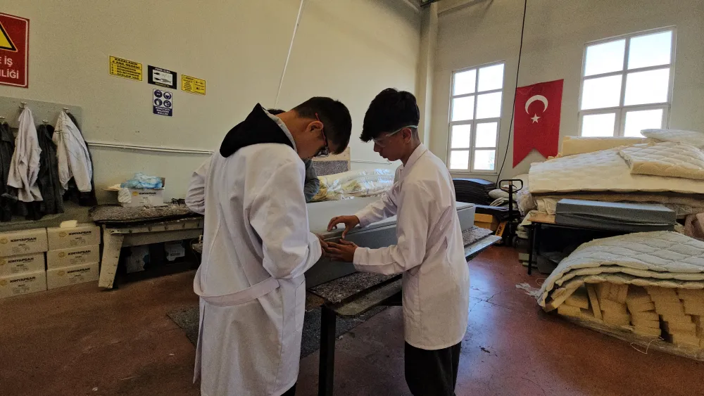 Öğrenciler, okulda yaptıkları yatakları Gazze