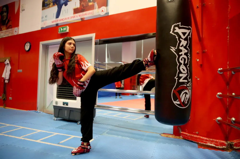 Dünya kupası şampiyonu kick boksçu Elif Ceren hedef büyüttü