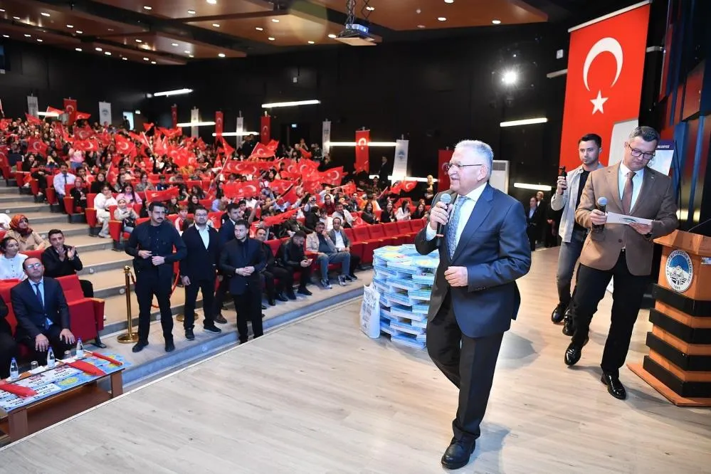 Başkan Büyükkılıç, öğrencilere bin 782 kaynak kitap seti dağıttı