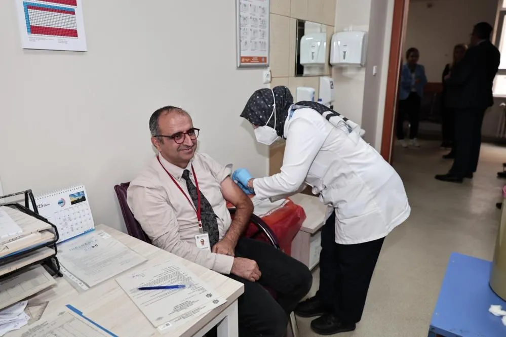  ERÜ Hastaneleri’nden sağlık çalışanlarına mevsimsel grip aşısı