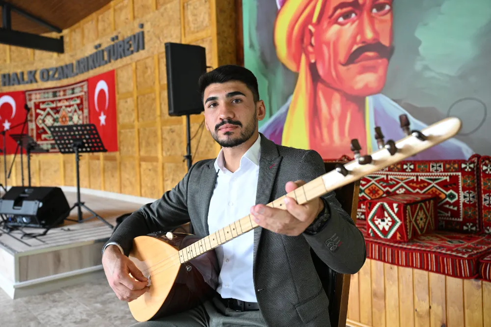 Annesinin 13 yaşında aldığı sazla diyar diyar gezip aşıklık kültürünü yaşatıyor