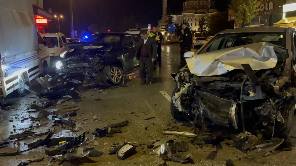 Park halindeki araçlara çarpıp kaçan sürücü başka bir araçla çarpıştı