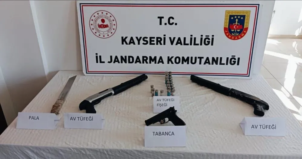 Zehir tacirleri jandarmadan kaçamadı