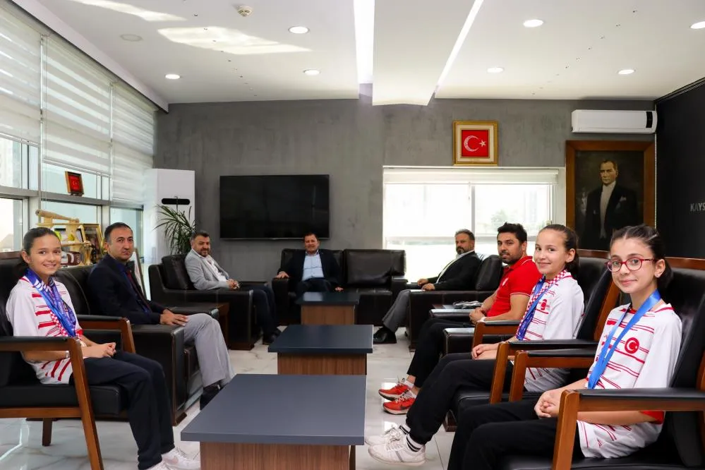 Badminton şampiyonlarından gurur ziyareti