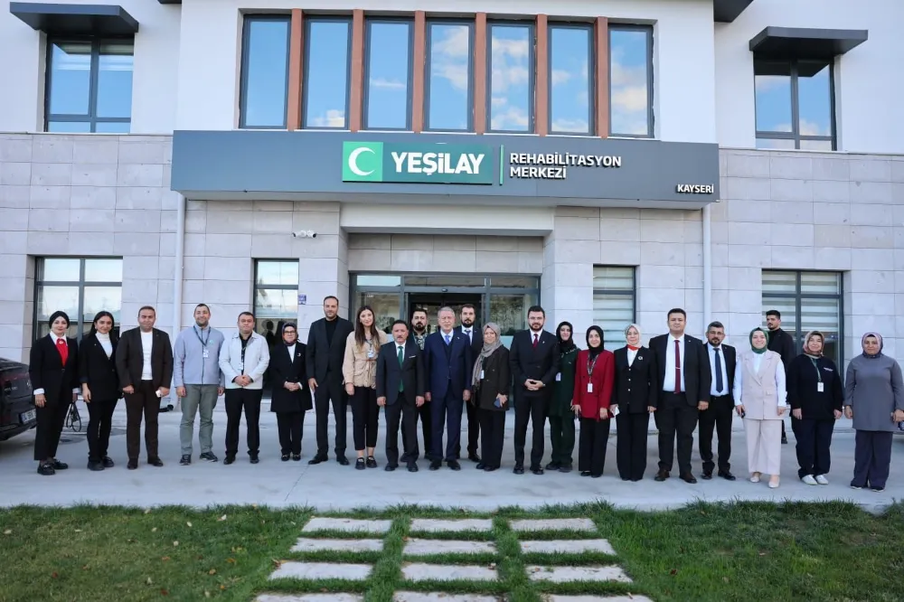 Hulusi Akar’dan Yeşilay’a destek ziyareti ve üyelik