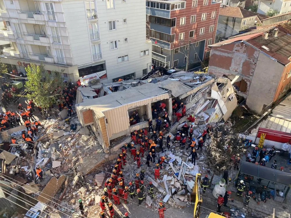 Enkaz altında 7 kişinin olduğu tahmin ediliyor