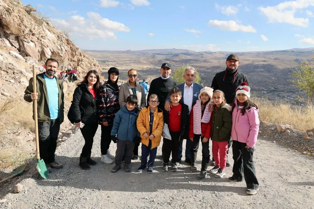 Talas Belediyesi’nden 29 Ekim’e anlamlı ağaç dikme etkinliği