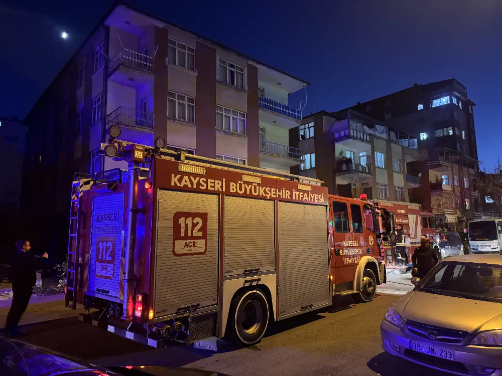 Bir binada çıkan yangında 4 çocuk dumandan etkilendi