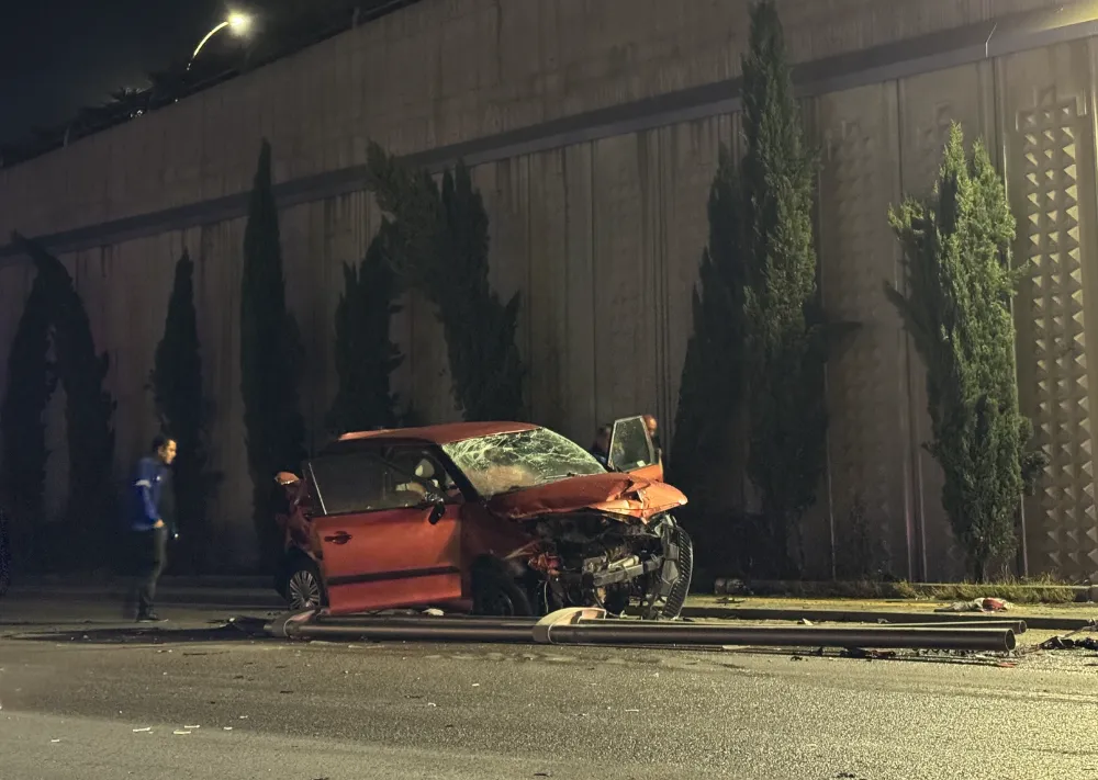 Köprüden düşen otomobilin sürücüsü ağır yaralandı