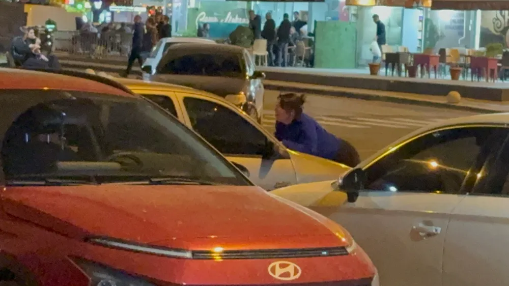 Kocasıyla tartışan kadın otomobilin kaputuna yattı